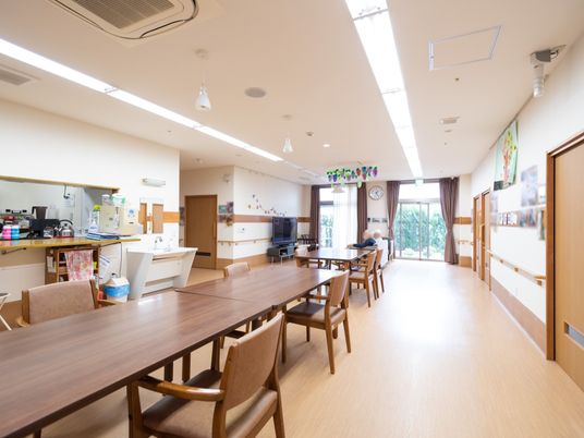 共有食堂の広々空間