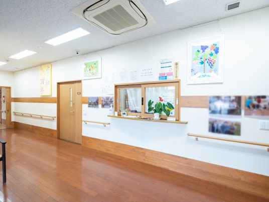 明るく開放的な廊下