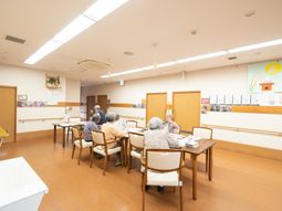 明るい多目的室と利用者