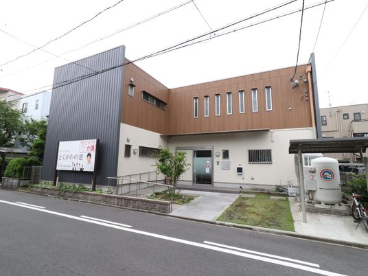 現代的な外観の建物