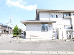 白壁のきれいな建物外観