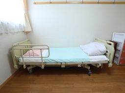 清潔な個室のベッド
