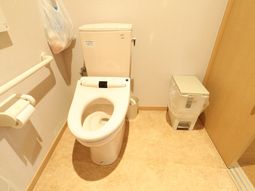 手すり付きトイレの内観