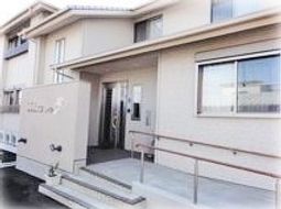 明るい施設のエントランス
