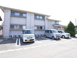 白壁の建物と駐車場