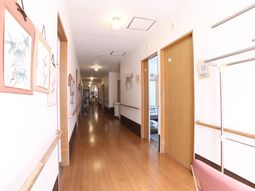 廊下に飾られたアート作品