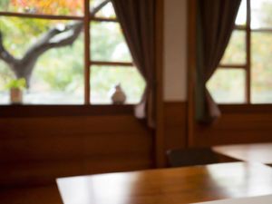 明るい窓辺の食堂  
