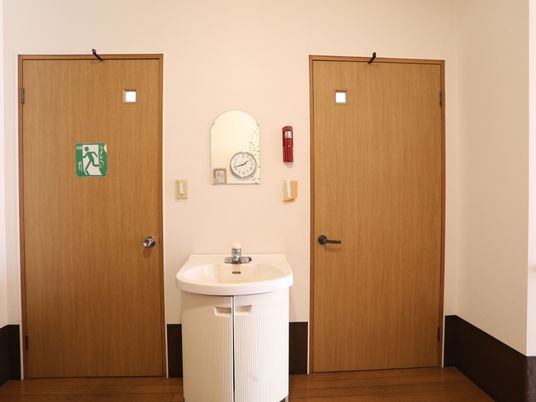 洗面台と扉の廊下