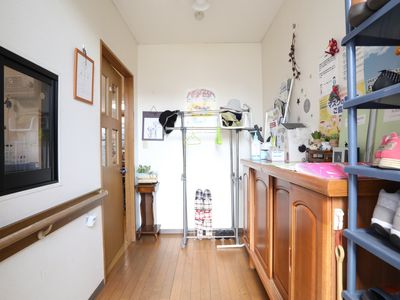 明るい廊下の手すりと棚
