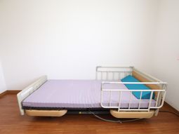 シンプルな寝室のベッド