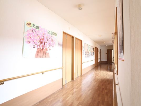 廊下に掲示と手すり