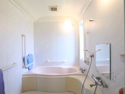 明るく清潔な浴室