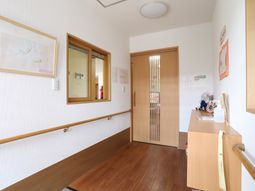 明るい通路と案内所