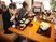 食事を楽しむ人々