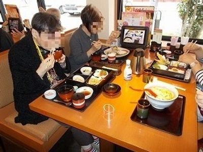 食事を楽しむ人々