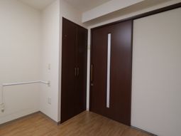 居室のドアと壁
