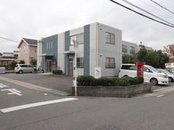 青と白の建物外観