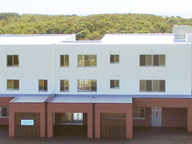 建物の外観 外観   白と茶色の外壁がすっきりした印象の建物です。1階の車寄せのような開口部があり、出入りしやすそうです。