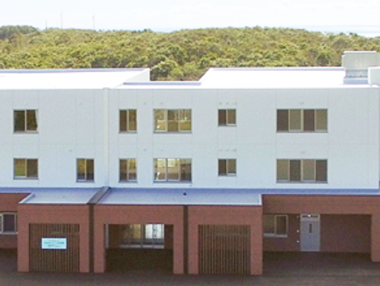3階建ての施設外観  