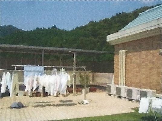 洗濯物が干されたテラス  