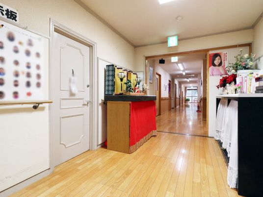廊下の明るく広々した空間