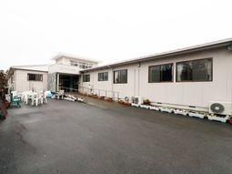 施設のエントランス外観