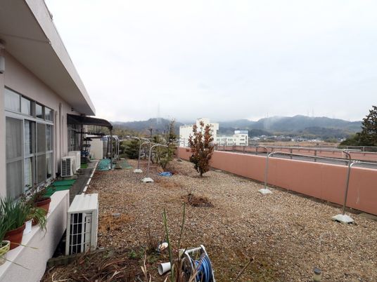 庭付き施設の屋上景観