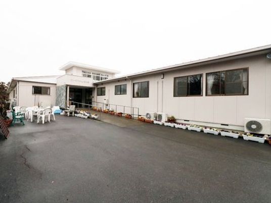 外観の建物と庭