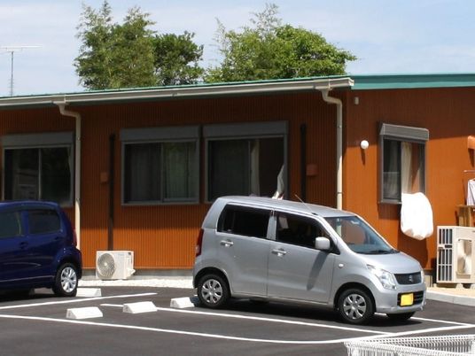 施設の外観と駐車場  