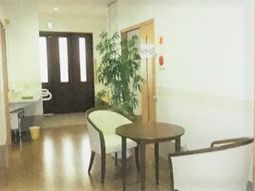 テーブルセットのある休憩スペース