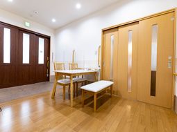 木目調の明るいダイニング