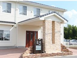 清潔感のある施設のエントランス