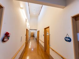 明るい廊下の様子