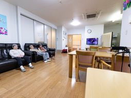 ソファとテーブルのある空間