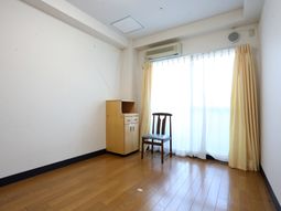 明るい居室の一角