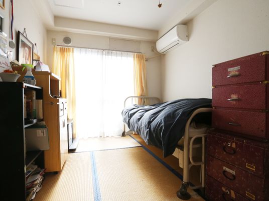 居室のエアコンとベッド