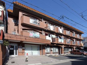 赤茶色の建物外観