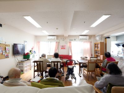 共有スペースで過ごす人々