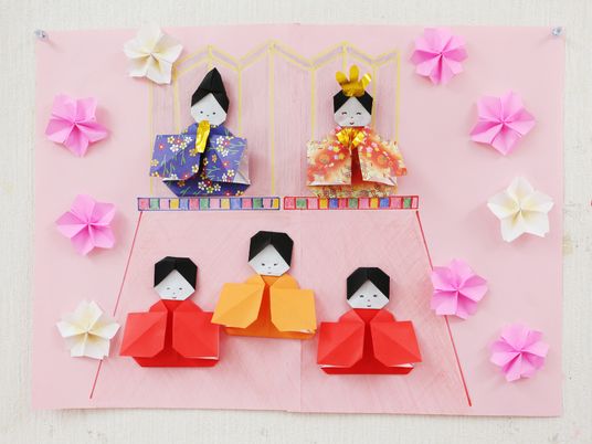 折り紙で作られた雛飾り