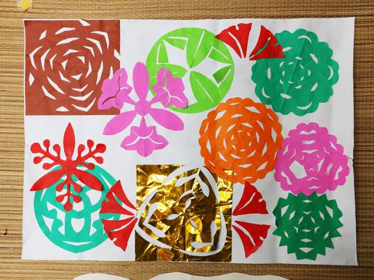 カラフルな切り紙アート