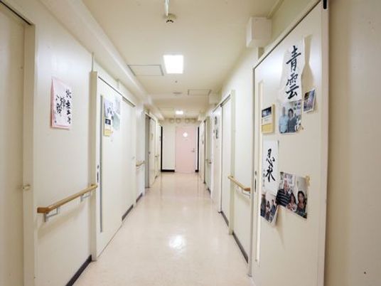手すり付きの明るい廊下