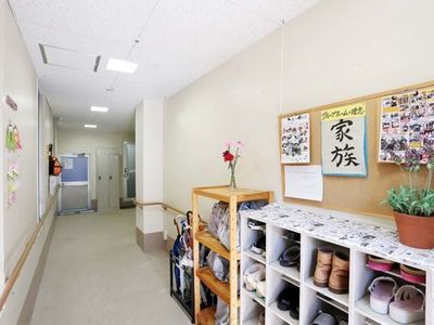 明るいエントランスの様子