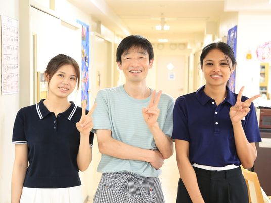 笑顔のスタッフが並ぶ廊下