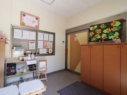 エントランスの掲示物と装飾
