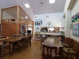 広々とした明るい食堂