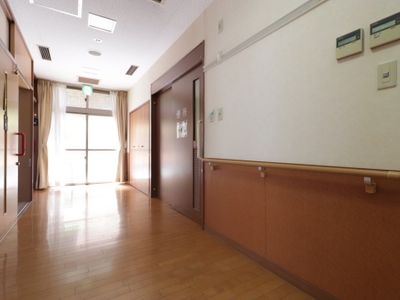 明るい廊下の光景