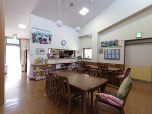 広々とした明るい食堂