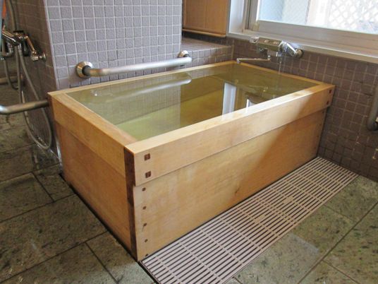 木製浴槽の浴室