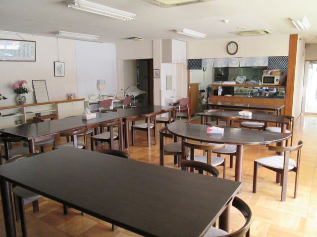 自然光が差し込むダイニングルーム