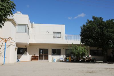 白い建物の庭